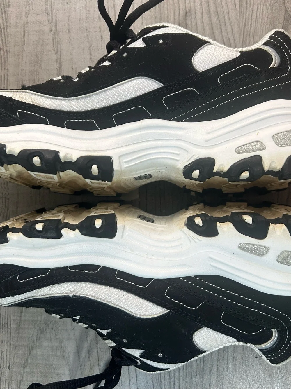 Skechers D’Lites  Women’s Black and White Athletic Sneakers Shoes Comfort Size 9